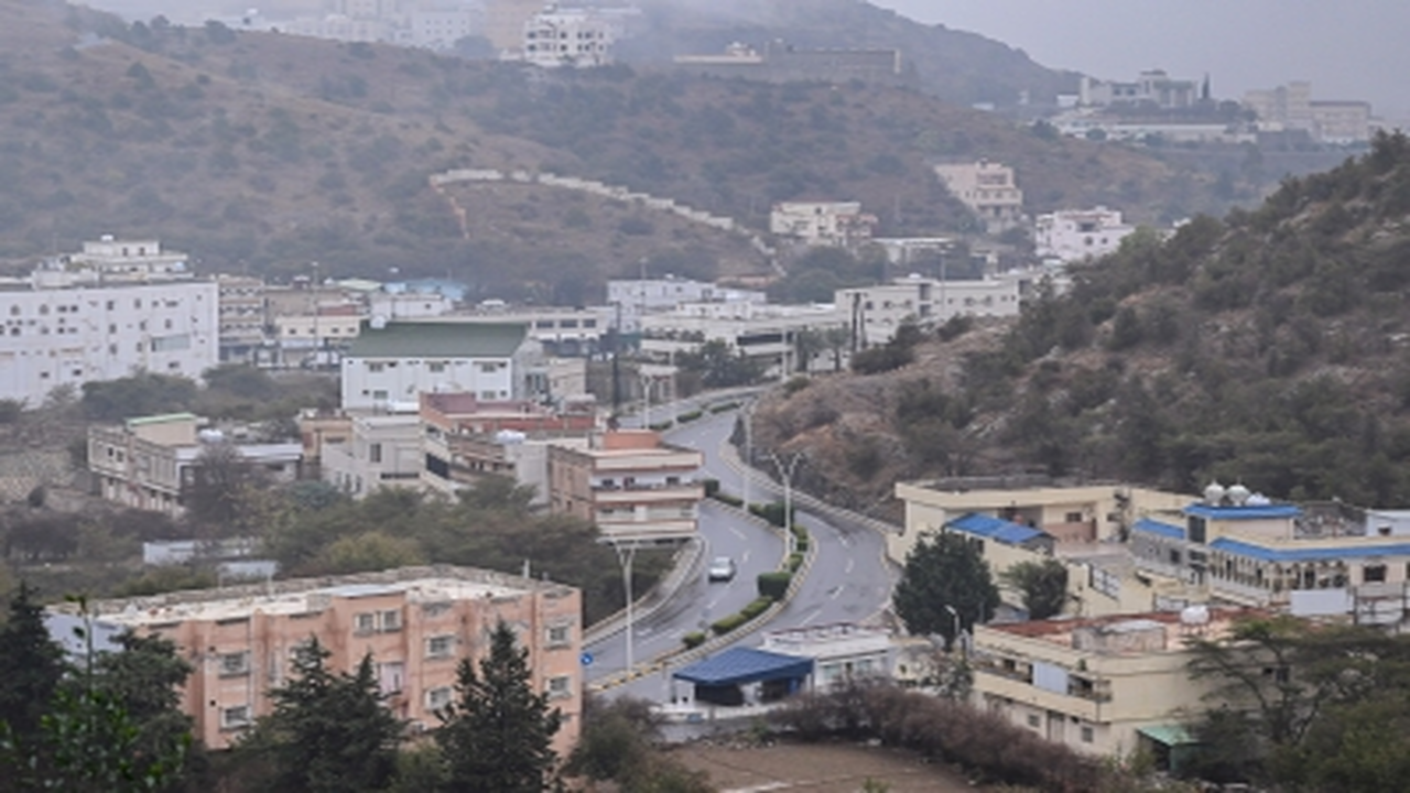 حالة الطقس: أمطار متوقعة وضباب كثيف يغطي المرتفعات خلال الساعات القادمة